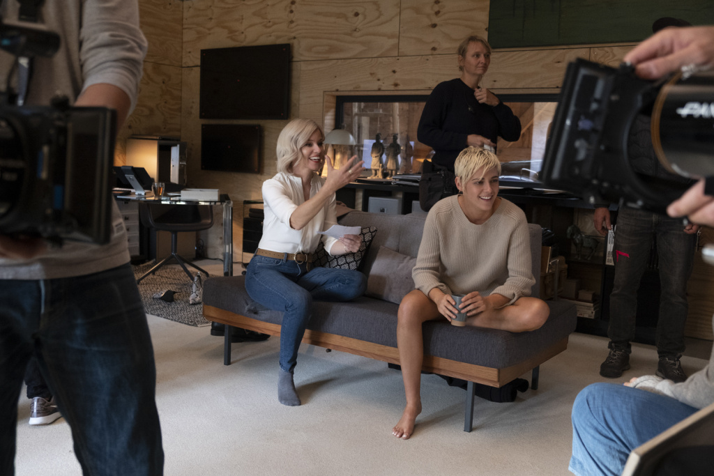 Elizabeth Banks, center, with Kristen Stewart; Credit: Nadja Klier